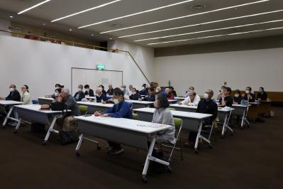 コミセンホールにて報告会