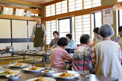 だれでも食堂のスタッフと食堂に来た方たち