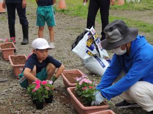 花植えの説明をする五十嵐定裕委員