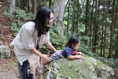 大石にお腹を当てている様子