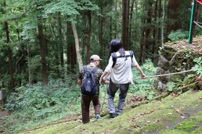 家族で階段を上る様子