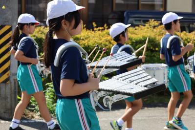 楽器を演奏する児童たち