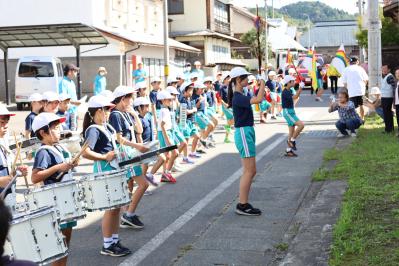 構造改善センター前で演奏する鼓笛隊