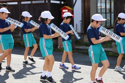 鍵盤ハーモニカを演奏する鼓笛隊