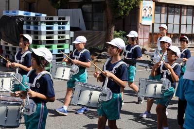太鼓を演奏する鼓笛隊