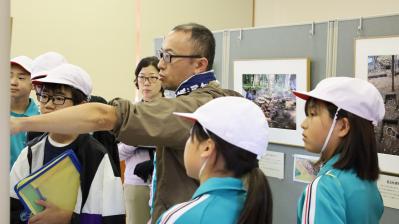 学芸員の吉田さんに柏木城跡の歴史を学ぶ児童たち