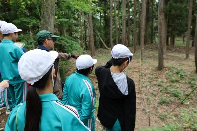 堀切の説明を受ける児童