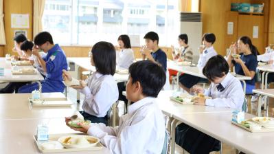 給食を食べる裏中生徒