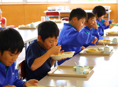 給食を食べる裏小児童たち