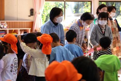 プレゼントを渡す園児達