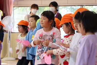 プレゼントを準備する園児達