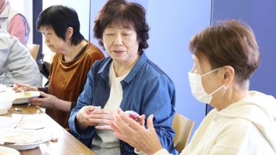 お土産をもらう地域の方