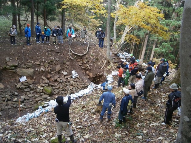 柏木城跡現地説明会の様子.jpg