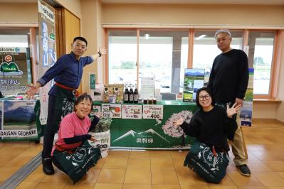 地域おこし協力隊4名とブース写真