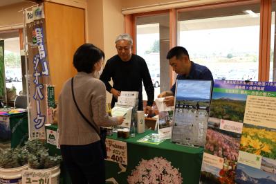 来場者の方と交流の様子