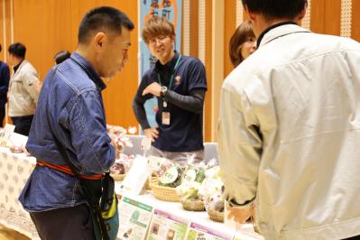 磐梯町のブースを見学する中村隊員