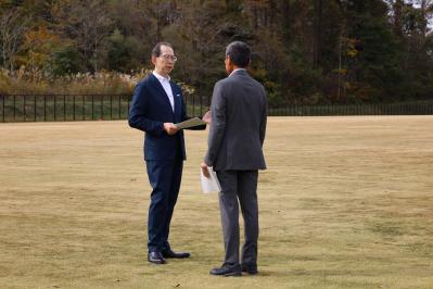 県知事と村長が話している様子