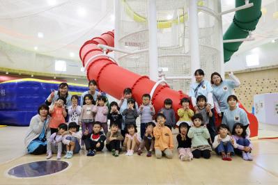 さくら幼稚園の園児と先生方