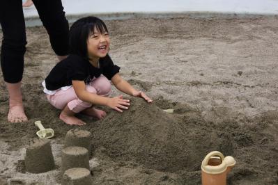 砂場で遊ぶ園児達