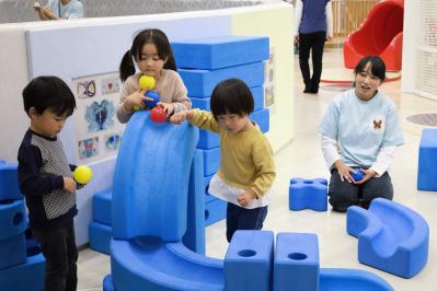 ボールで遊ぶこどもたち
