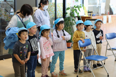 ありがとうございましたとお礼を言う園児達