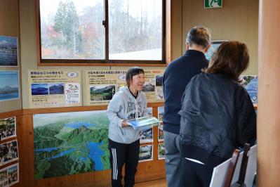 立ち寄った方と交流する金隊員