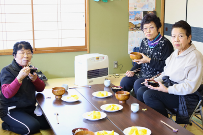 お食事をする参加者の3人