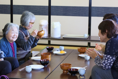 会話を楽しむ地域の皆さん