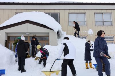 裏磐梯中学生による雪かきボランティアの様子