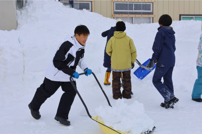 スノーダンプで雪かきをする様子