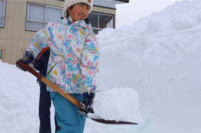 スコップで雪を片付ける様子