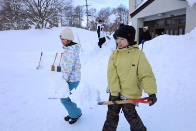 雪を運ぶ1年生の女生徒
