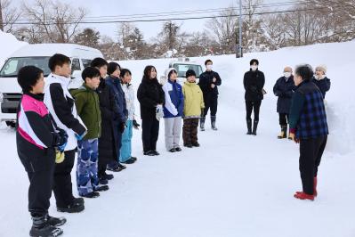 お礼の言葉を聞く生徒達