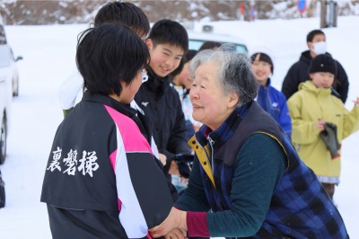 生徒一人一人と握手を交わす住民