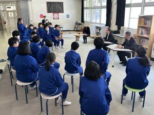 村長と意見交換をする一中生徒