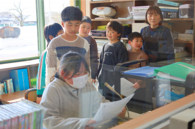 各学年の代表が放送で発表