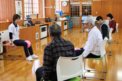 ゴムボールで運動する様子