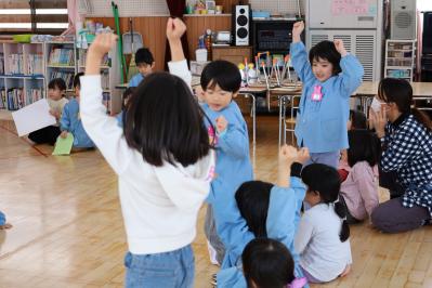 クイズに正解して大喜びな園児たち