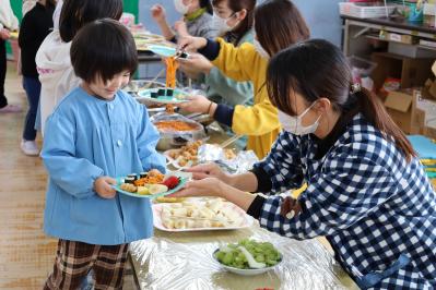 バイキングをする様子