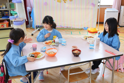 楽しくご飯を食べる園児たち