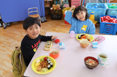 仲良くご飯をたべる園児たち