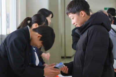 下級生からお花を受け取る卒業生