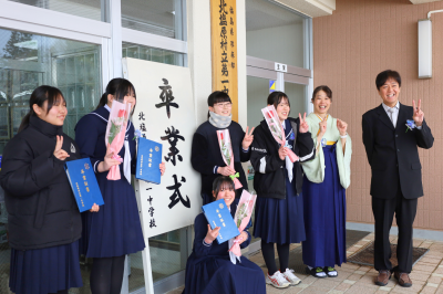 玄関前で記念撮影をする様子