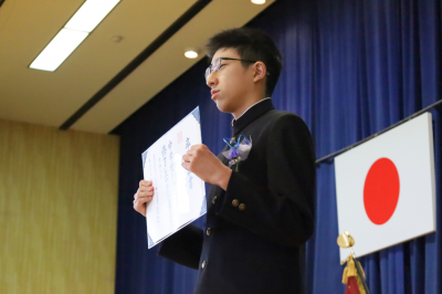 卒業証書を受け取った男子生徒