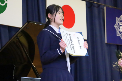 卒業証書を受け取った女生徒