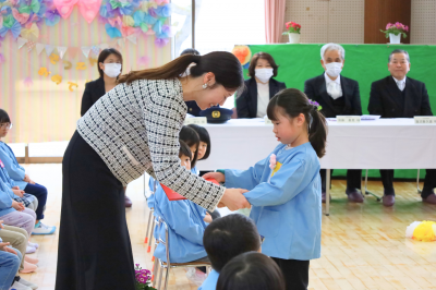 お母さんに証書を渡す様子