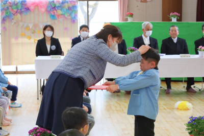 お母さんに頭をなでてもらう様子