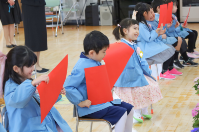 園児からご両親へ感謝状を送る様子