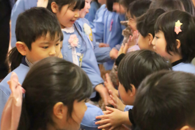 ハイタッチでお見送りをする様子