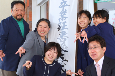 玄関前で記念撮影をする様子